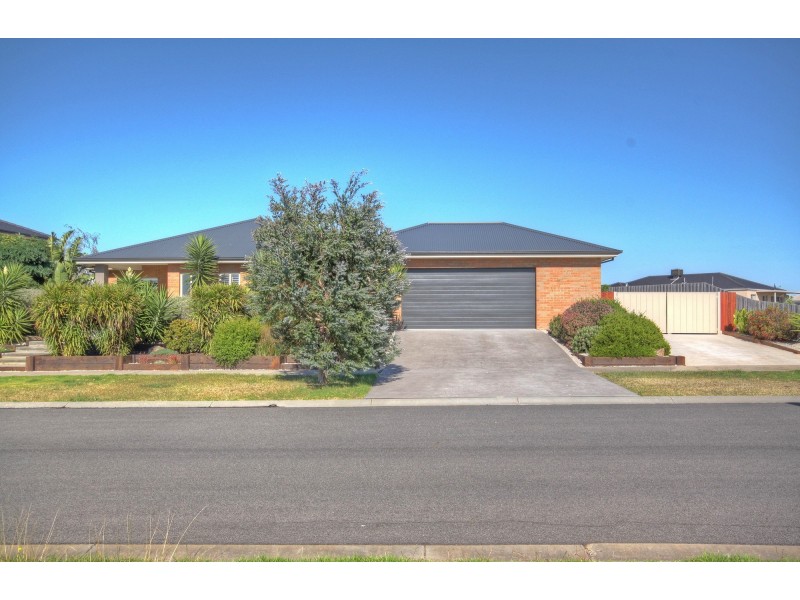 19 Eagle Bay Tce, Paynesville VIC 3880