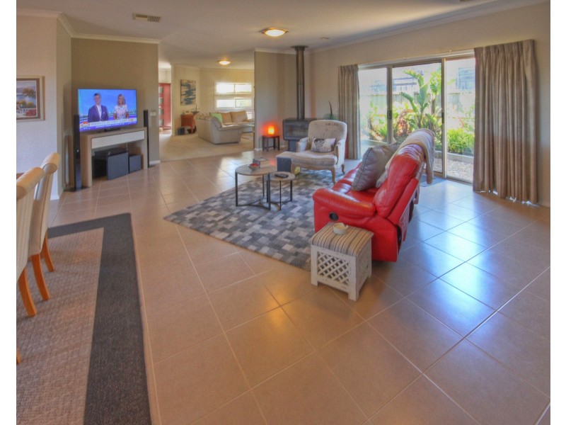 19 Eagle Bay Tce, Paynesville VIC 3880