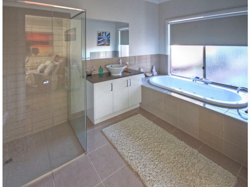 19 Eagle Bay Tce, Paynesville VIC 3880