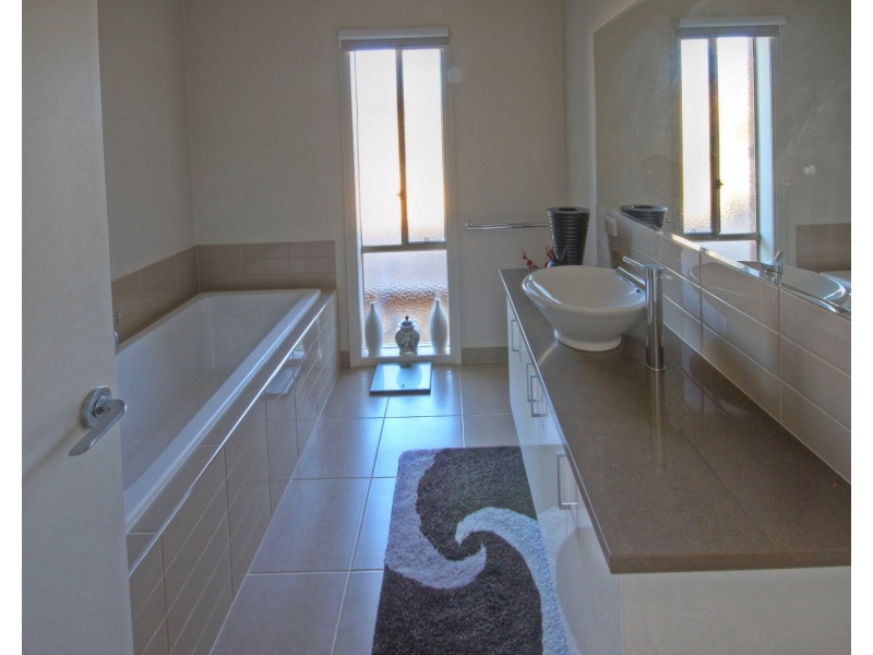 19 Eagle Bay Tce, Paynesville VIC 3880