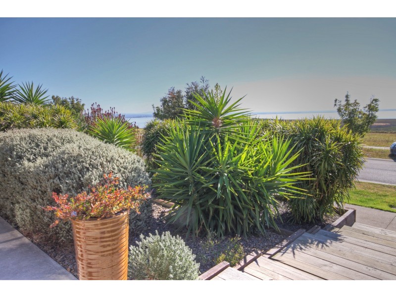 19 Eagle Bay Tce, Paynesville VIC 3880