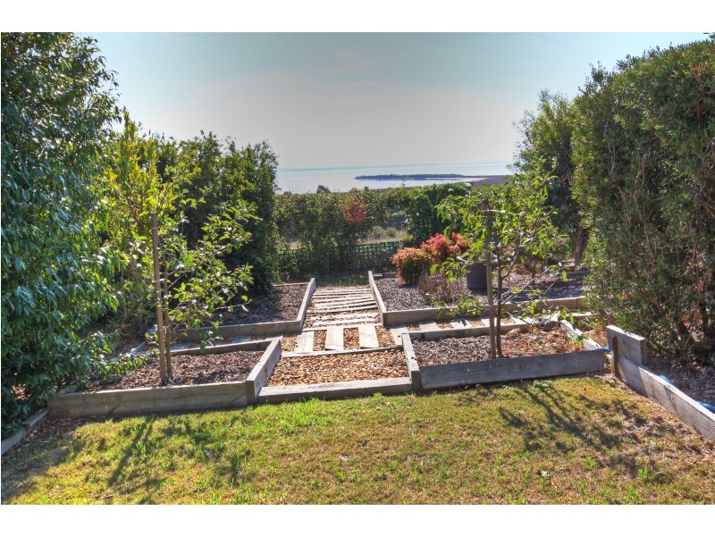 30 Eagle Bay Tce, Eagle Point VIC 3878