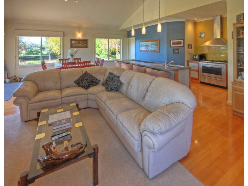 14 Jones Bay Drive, Bairnsdale VIC 3875
