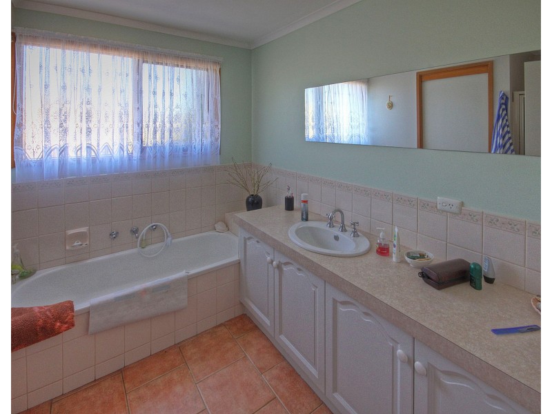 4 Bankin Ct, East Bairnsdale VIC 3875