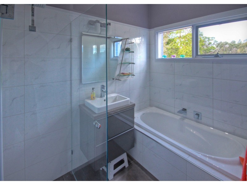 33 Lake Shore Dr, Newlands Arm VIC 3875