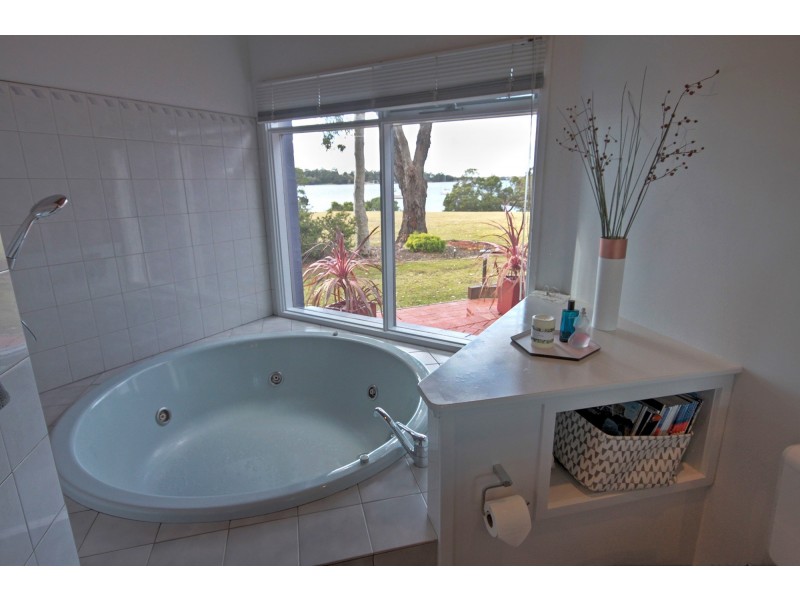 33 Lake Shore Dr, Newlands Arm VIC 3875