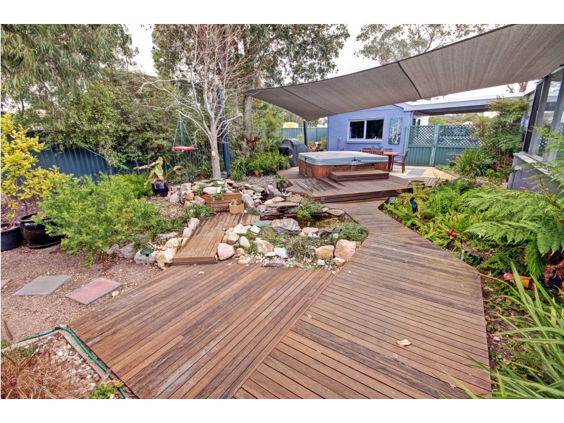 33 Lake Shore Dr, Newlands Arm VIC 3875