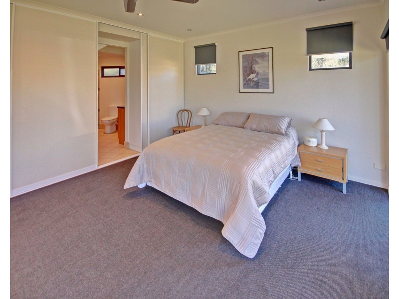 6 Eleventh Pde, Raymond Island VIC 3880