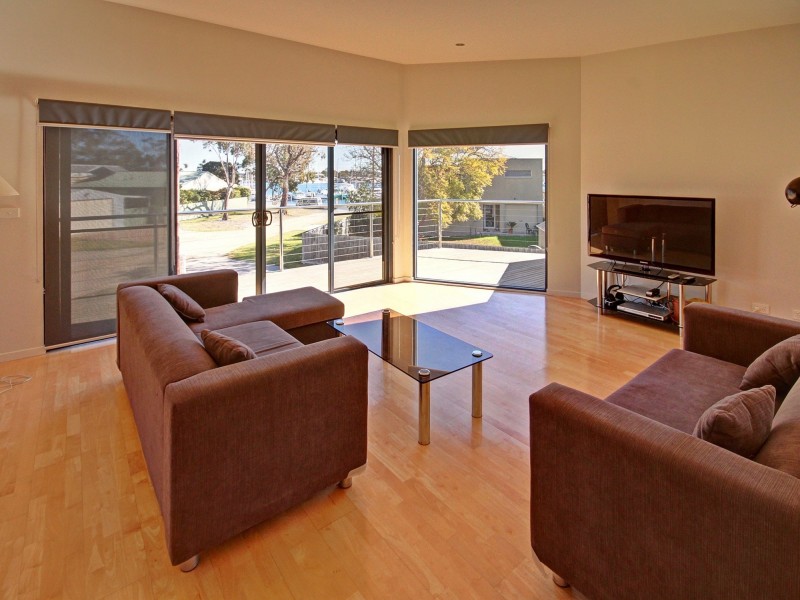 6 Eleventh Pde, Raymond Island VIC 3880