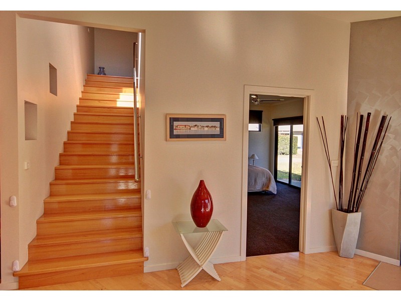 6 Eleventh Pde, Raymond Island VIC 3880