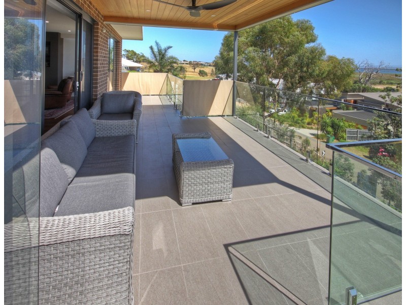 11 Windermere Tce, Paynesville VIC 3880