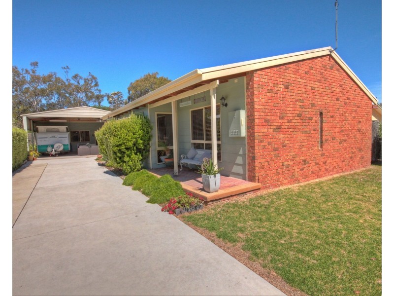 33 Sixth Ave, Raymond Island VIC 3880
