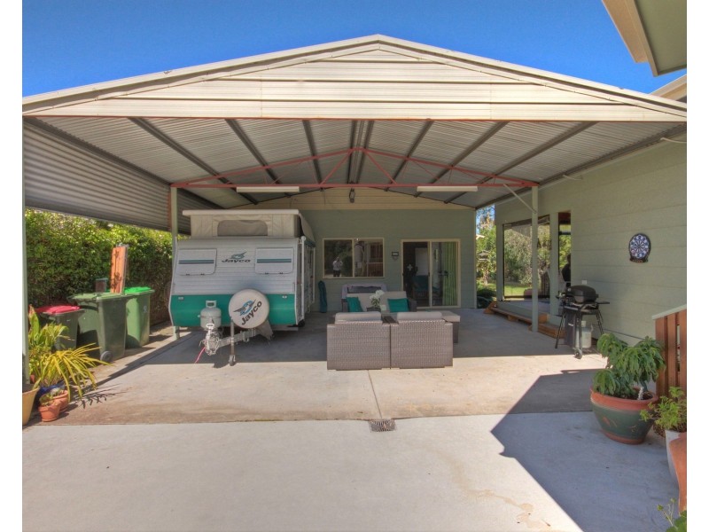 33 Sixth Ave, Raymond Island VIC 3880