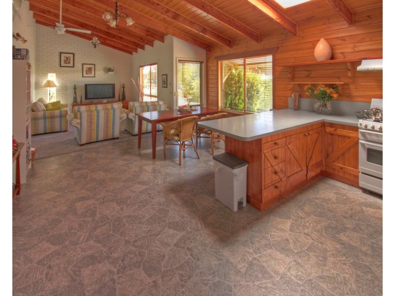 33 Sixth Ave, Raymond Island VIC 3880