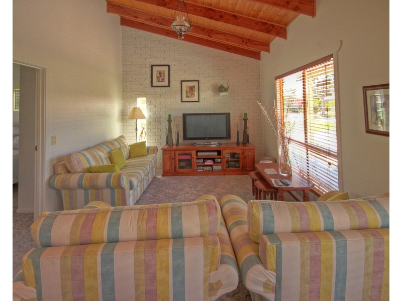 33 Sixth Ave, Raymond Island VIC 3880