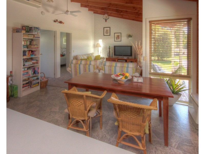 33 Sixth Ave, Raymond Island VIC 3880