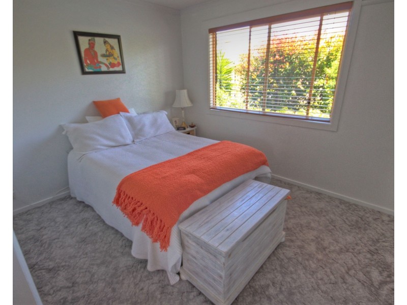 33 Sixth Ave, Raymond Island VIC 3880