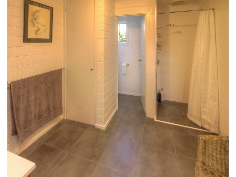 33 Sixth Ave, Raymond Island VIC 3880