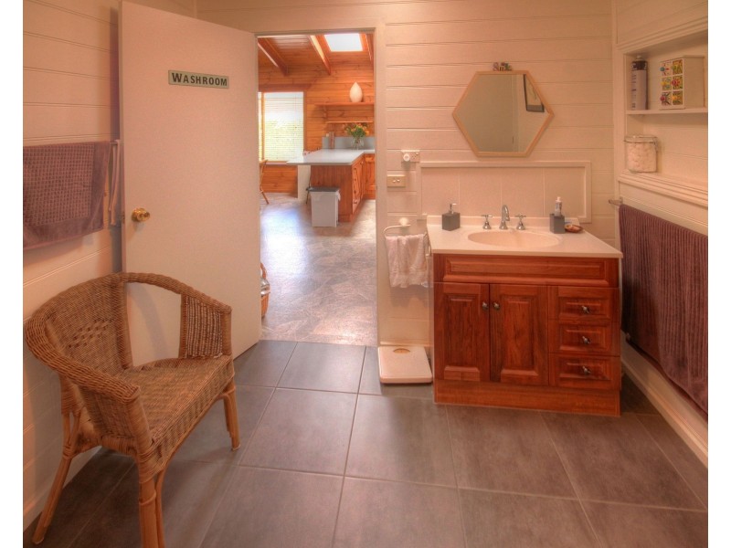 33 Sixth Ave, Raymond Island VIC 3880