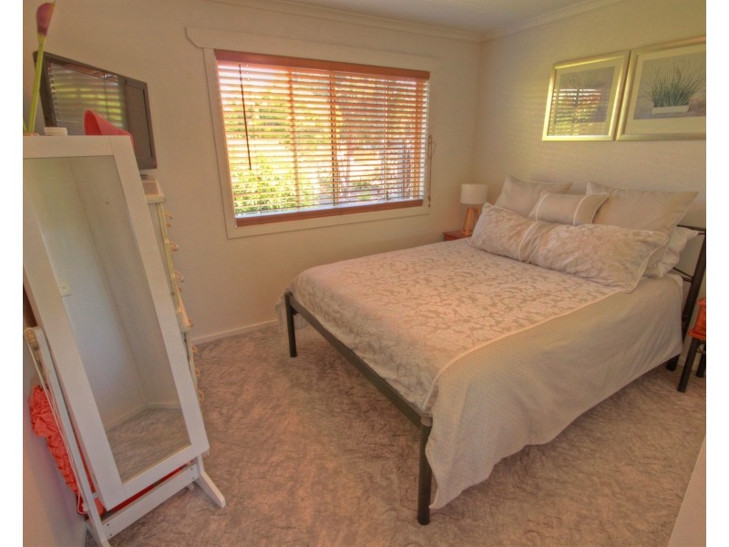 33 Sixth Ave, Raymond Island VIC 3880