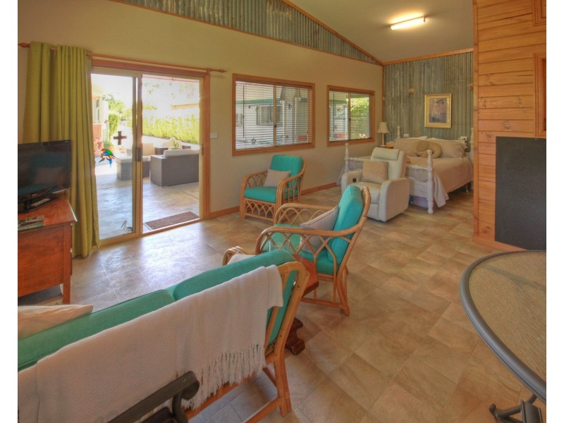 33 Sixth Ave, Raymond Island VIC 3880