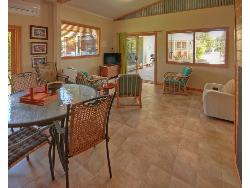 33 Sixth Ave, Raymond Island VIC 3880