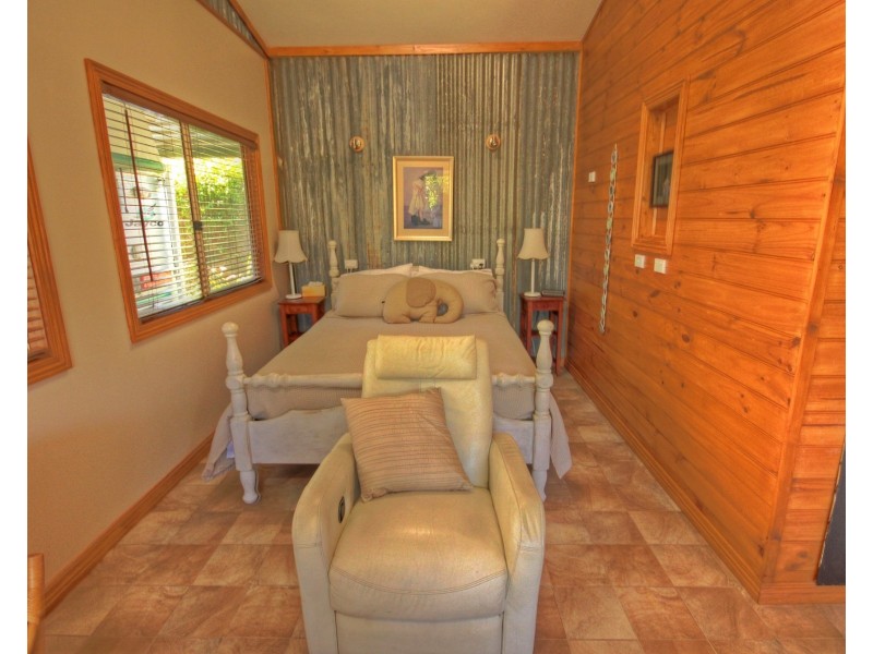 33 Sixth Ave, Raymond Island VIC 3880