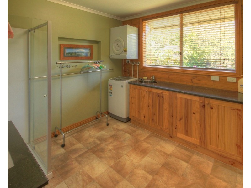 33 Sixth Ave, Raymond Island VIC 3880