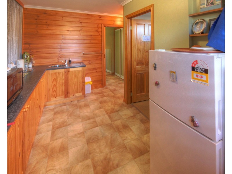 33 Sixth Ave, Raymond Island VIC 3880
