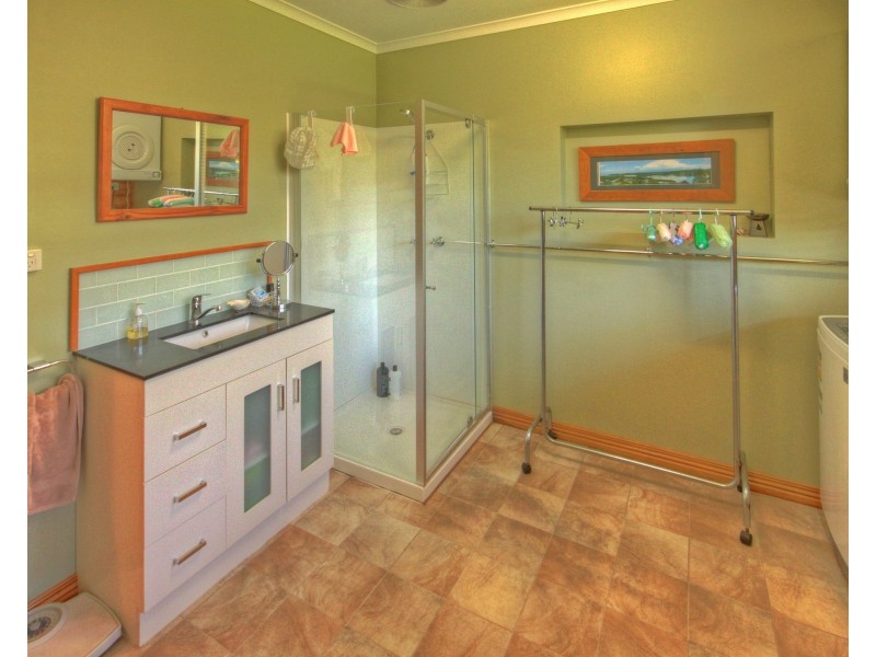 33 Sixth Ave, Raymond Island VIC 3880