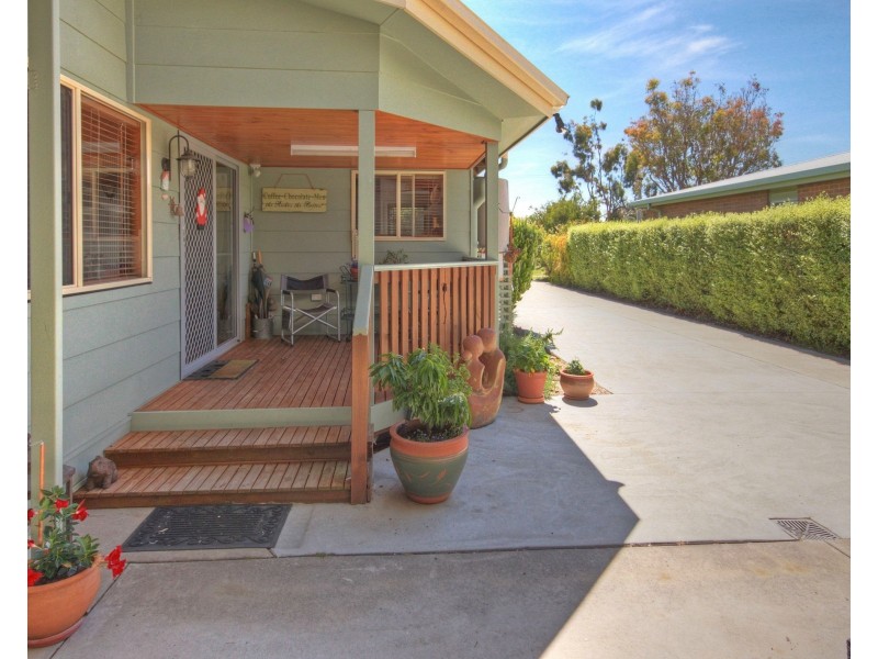 33 Sixth Ave, Raymond Island VIC 3880