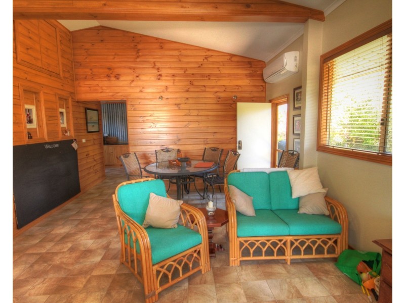 33 Sixth Ave, Raymond Island VIC 3880