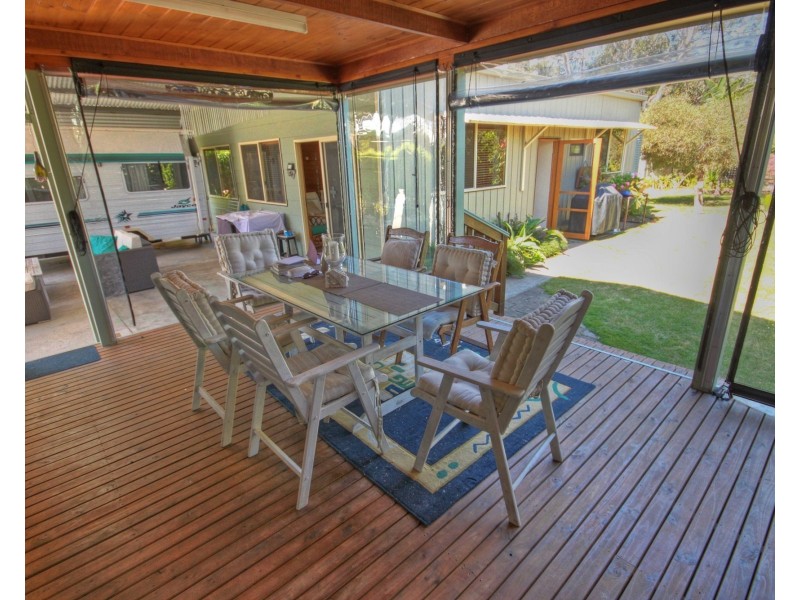 33 Sixth Ave, Raymond Island VIC 3880