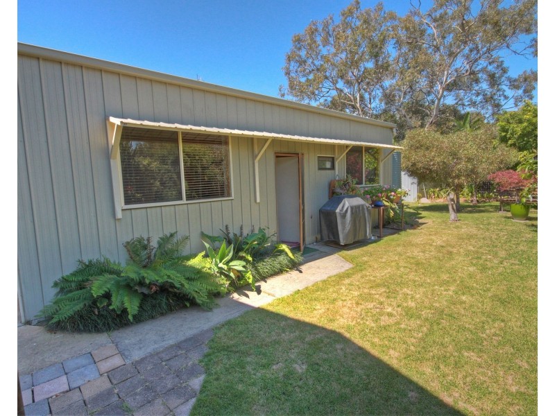 33 Sixth Ave, Raymond Island VIC 3880