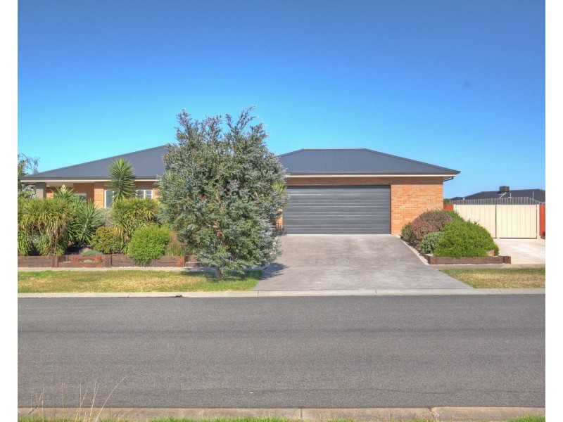 19 Eagle Bay Tce, Eagle Point VIC 3878