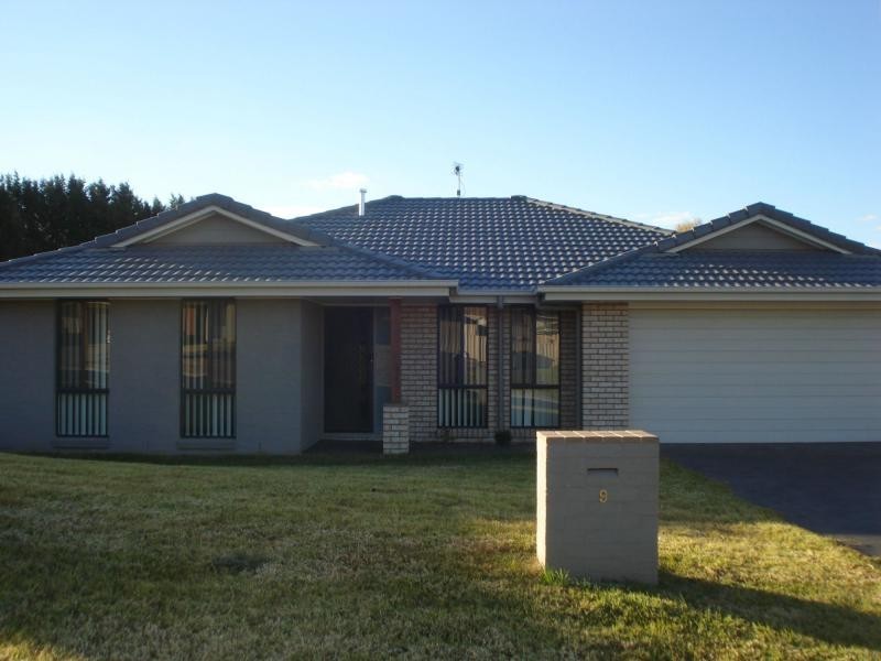 9 Lovejoy Avenue, Blayney NSW 2799