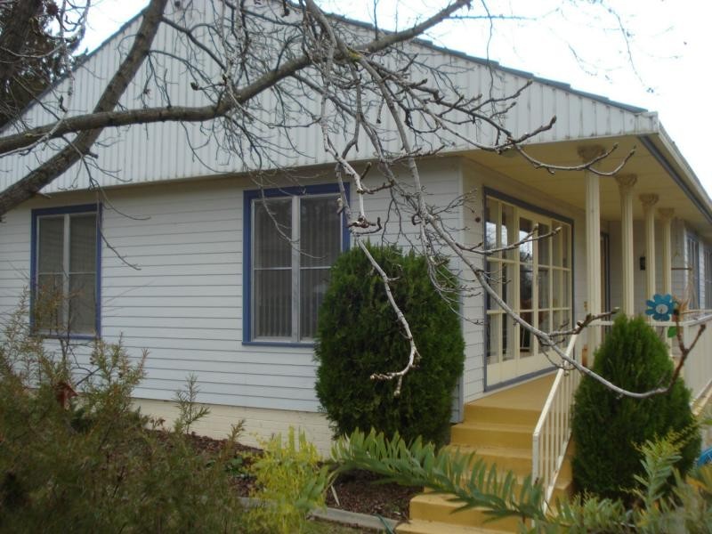 20 Rowlands Street, Blayney NSW 2799