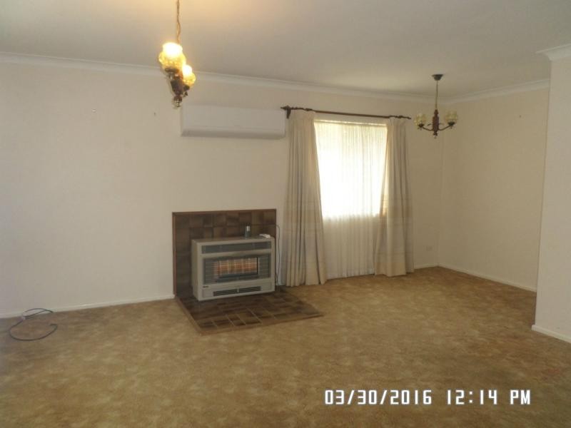 11 Charles Street, Blayney NSW 2799