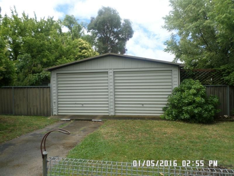 11 Charles Street, Blayney NSW 2799