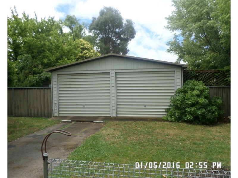 11 Charles Street, Blayney NSW 2799