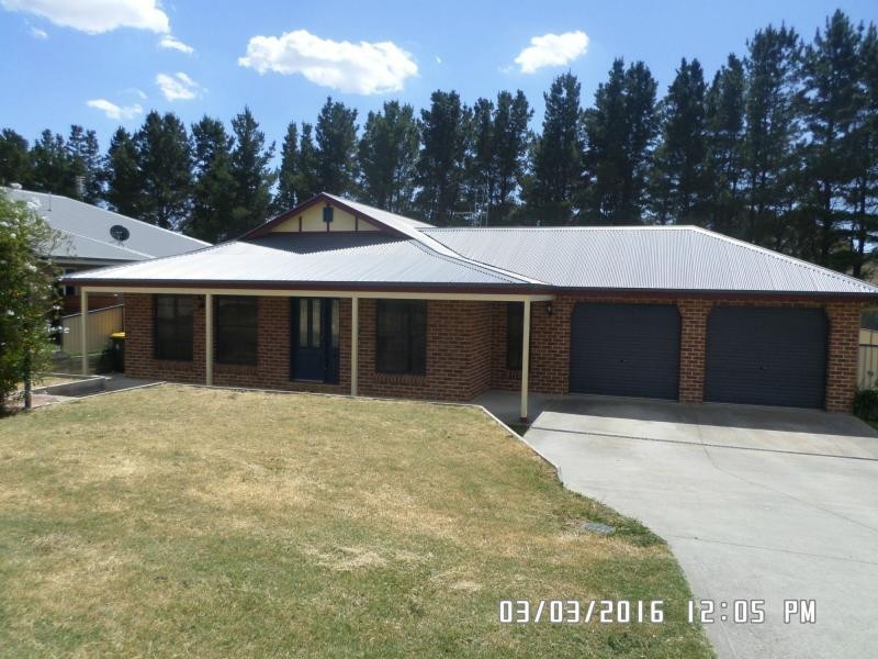 16 Johnston Crescent, Blayney NSW 2799