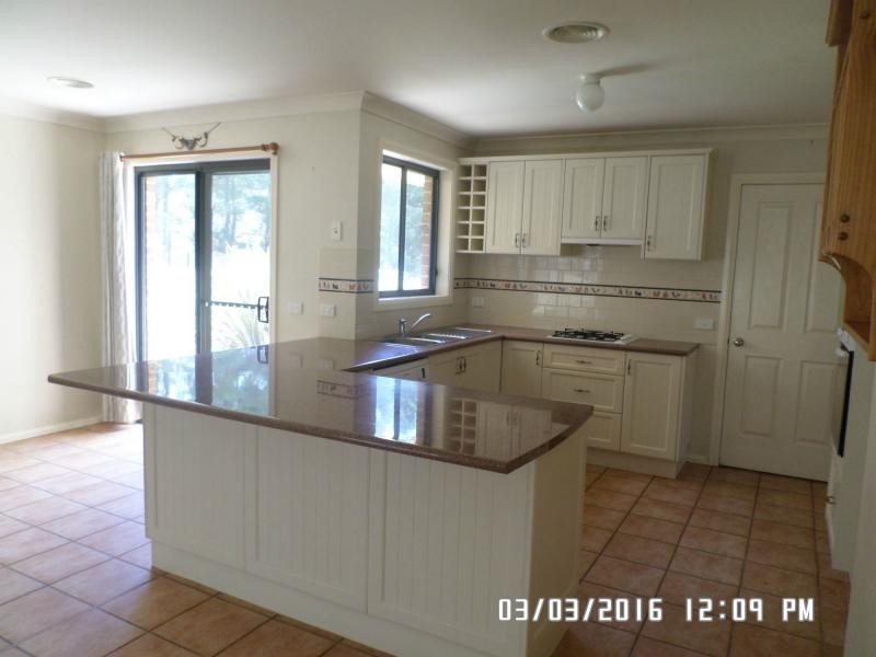 16 Johnston Crescent, Blayney NSW 2799