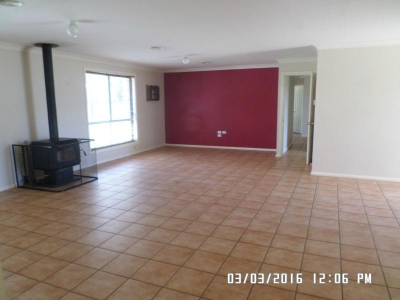 16 Johnston Crescent, Blayney NSW 2799