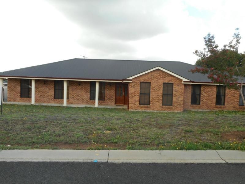 5 Piggott Place, Blayney NSW 2799