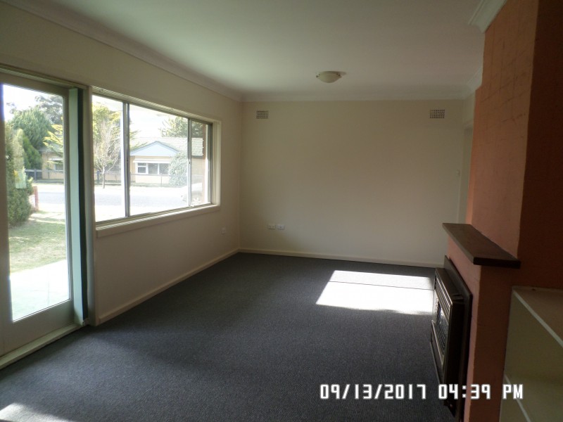 1 Maple Pl, Blayney NSW 2799