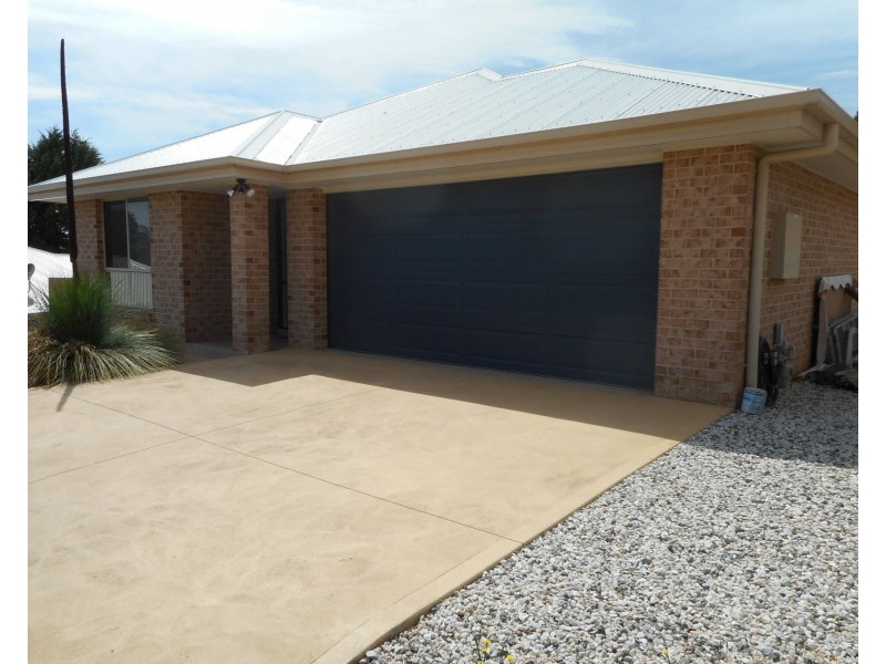 6 Patrick Cl, Blayney NSW 2799