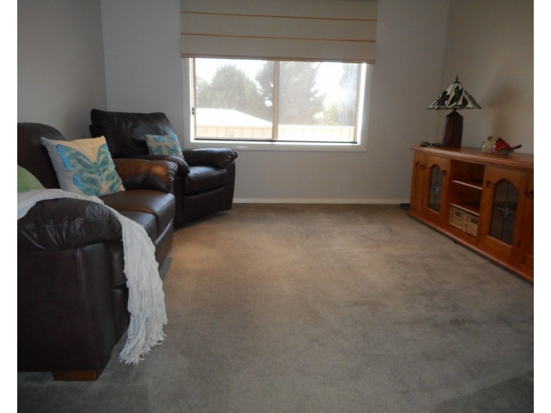 6 Patrick Cl, Blayney NSW 2799