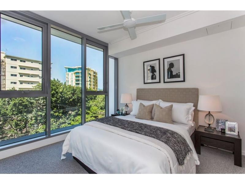 2 Harbour Road, Hamilton QLD 4007