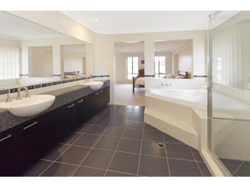 8 Lomond Place, Parkinson QLD 4115