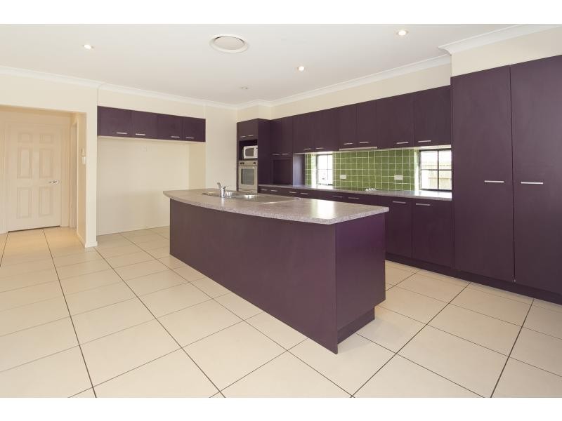 8 Lomond Place, Parkinson QLD 4115